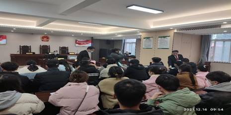 说明: 会议室里的人们描述已自动生成