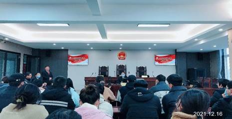 说明: 会议室里的人们描述已自动生成